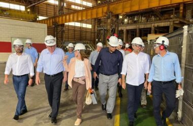 Governador do CE visita siderúrgica instalada em ZPE