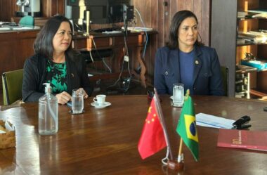 Vice-governadora apresenta potencial logístico do Acre em encontro com representante da Câmara de Comércio Brasil-China